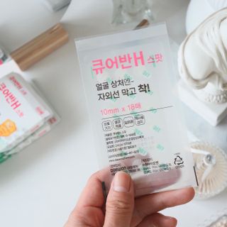 [큐어반H 스팟] 자외선 99프로 차단되는 스틱타입 스팟밴드(1팩 / 66매입) — 5점을 준 리뷰어가 2022년 11월 올린 사용 사진