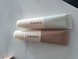 [후르디아] 올리브영 착한보습 비건 립버터 2종 — 5점을 준 리뷰어가 2023년 2월 올린 사용 사진