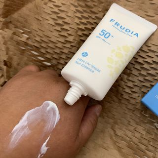틱톡 [후르디아] 백탁NO! 화잘먹 수분광 선 에센스✨ — 5점을 준 리뷰어가 2023년 6월 올린 사용 사진