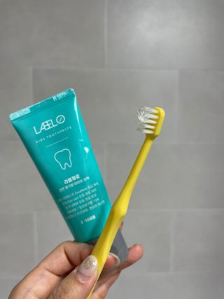 치과에서 쓰는 치약 _ 라벨제로 저불소 꼬마, 키즈, 유아, 베이비, 주니어 안전한 어린이치약 — 5점을 준 리뷰어가 2022년 12월 올린 사용 사진