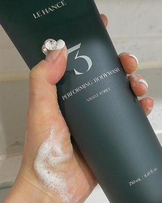 르핸스 퍼포밍 3 바디워시 비반트포렛/베티버포그 — 4.5점을 준 리뷰어가 2023년 1월 올린 사용 사진
