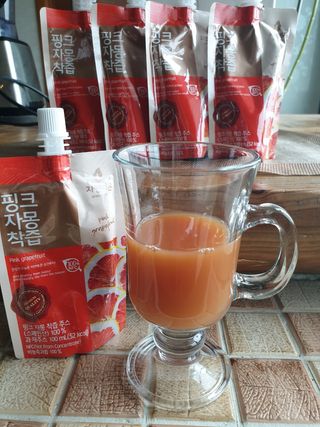 자연에온 핑크 자몽 착즙 100mL 10개입 1BOX +가 득담은 자몽 콜라겐 젤리스틱 1BOX — 5점을 준 리뷰어가 2021년 7월 올린 사용 사진