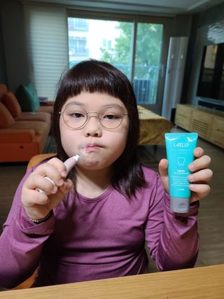 치과에서 쓰는 치약 _ 라벨제로 저불소 꼬마, 키즈, 유아, 베이비, 주니어 안전한 어린이치약 — 5점을 준 리뷰어가 2022년 10월 올린 사용 사진