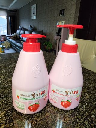 [과일나라] 피부가 마시는 딸기우유 바디클렌저&바디로션 — 4점을 준 리뷰어가 2022년 10월 올린 사용 사진
