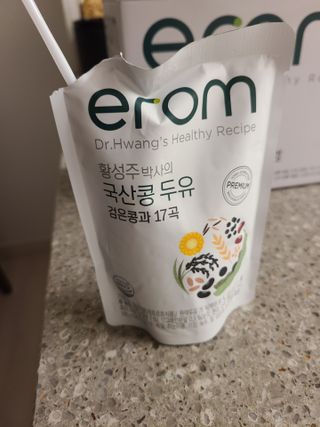이롬 황성주 박사의 국산콩 두유 검은콩과 17곡 프리미엄 — 5점을 준 리뷰어가 2021년 5월 올린 사용 사진
