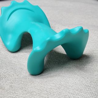 힐니스북 [힐마이넥]   거북목 통증완화를 위한 휴대용 목 안마기 — 5점을 준 리뷰어가 2022년 12월 올린 사용 사진