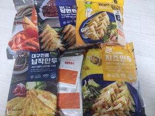 (주)성경순만두 곤약만두.콘치즈만두,삼각당면만두,당면 야끼만두,대구전통 납작만두,떡뽁이 매콤소스,달콤소스 — 5점을 준 리뷰어가 2023년 4월 올린 사용 사진