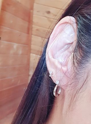 [골드앤디어] 지금 가장 핫한 신상, 빠르게 만나보세요 | 14K 사각 큐빅 라운드 원터치_3color 중 택 1 | — 5점을 준 리뷰어가 2021년 5월 올린 사용 사진