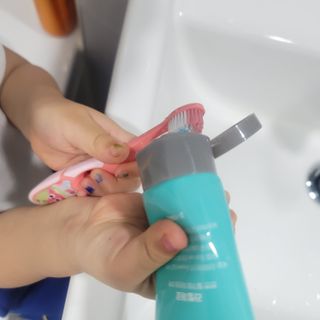 치과에서 쓰는 치약 _ 라벨제로 저불소 꼬마, 키즈, 유아, 베이비, 주니어 안전한 어린이치약 — 5점을 준 리뷰어가 2023년 1월 올린 사용 사진