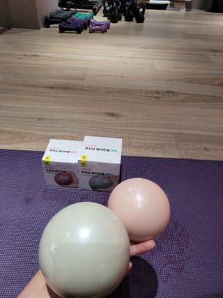 트라택 쿠셔닝 웨이트볼 0.5kg + 1kg SET — 5점을 준 리뷰어가 2022년 6월 올린 사용 사진