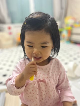 치과에서 쓰는 치약 _ 라벨제로 저불소 꼬마, 키즈, 유아, 베이비, 주니어 안전한 어린이치약 — 5점을 준 리뷰어가 2022년 12월 올린 사용 사진