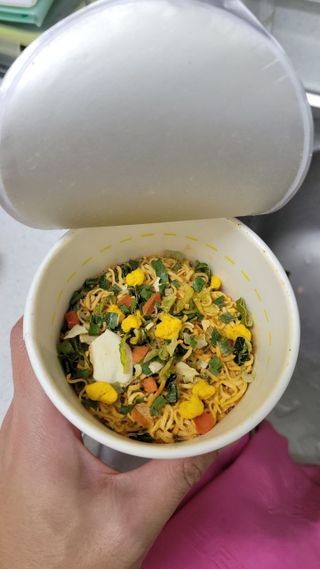 NISSIN 닛신 컵누들  4종 - 씨푸드오리지날, 씨푸드 스파이시, 씨푸드 커리, 씨푸드 XO소스 — 5점을 준 리뷰어가 2021년 12월 올린 사용 사진