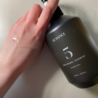 르핸스 퍼포밍 5 샴푸 비반트 포렛/베티버 포그 — 4.5점을 준 리뷰어가 2023년 2월 올린 사용 사진