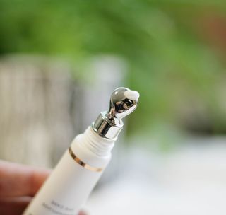 산수시 일루미네이팅 펄 영양 다크서클 스틱 아이 크림 케어 15ml — 5점을 준 리뷰어가 2021년 6월 올린 사용 사진
