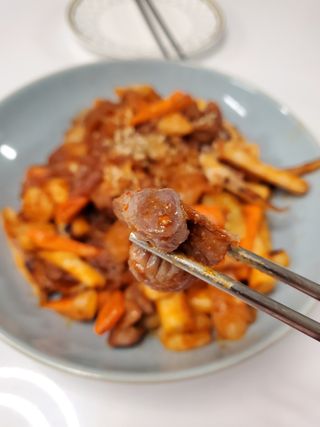 화끈한녀석들 새오똥400g 새우,오징어,똥집 볶음요리 소스,밀떡, 참기름 포함 — 4점을 준 리뷰어가 2022년 12월 올린 사용 사진