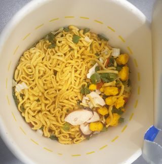 NISSIN 닛신 컵누들  4종 - 씨푸드오리지날, 씨푸드 스파이시, 씨푸드 커리, 씨푸드 XO소스 — 3.5점을 준 리뷰어가 2022년 4월 올린 사용 사진
