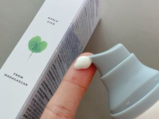 [스킨1004] 마다가스카르 센텔라 히알루-시카 워터핏 선세럼 50ml — 5점을 준 리뷰어가 2024년 5월 올린 사용 사진