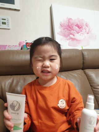 mom e 맘이 내추럴 베이비 케어 크림+바디오일 — 5점을 준 리뷰어가 2021년 1월 올린 사용 사진