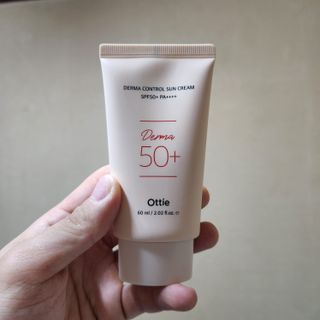 [오띠] SET_더마 컨트롤 선 크림( SPF50+ PA++++) & 100 마스크팩 x  4매 (수분/탄력/광채/장벽) — 2.5점을 준 리뷰어가 2022년 6월 올린 사용 사진