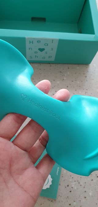 힐니스북 [힐마이넥]   거북목 통증완화를 위한 휴대용 목 안마기 — 5점을 준 리뷰어가 2022년 12월 올린 사용 사진