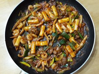 화끈한녀석들 새오똥400g 새우,오징어,똥집 볶음요리 소스,밀떡, 참기름 포함 — 5점을 준 리뷰어가 2022년 12월 올린 사용 사진