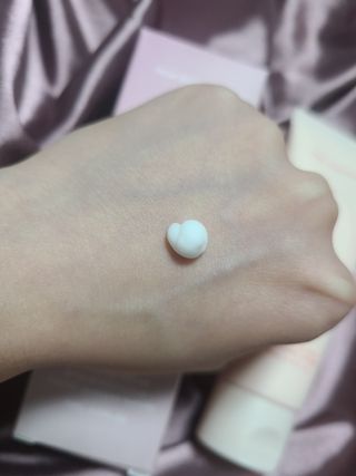 [휴랑] 오미자 2,000알로 피부 생기를 채워주는 밸런싱 크림 — 5점을 준 리뷰어가 2021년 11월 올린 사용 사진