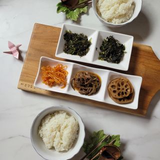 하나마이 [마마쿡] 전 청와대 천상현 셰프의 밑반찬  5종세트(소고기 장조림+연근조림+진미채+간장김자반+새우김자반) — 5점을 준 리뷰어가 2023년 4월 올린 사용 사진