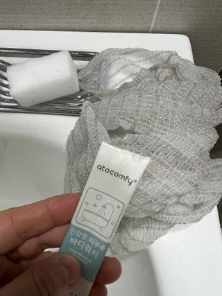 아토컴피 신생아도 사용가능한 무알러지 1회용 바디워시 여행키트 ( 독일 임상시험 완료) — 3.5점을 준 리뷰어가 2023년 2월 올린 사용 사진