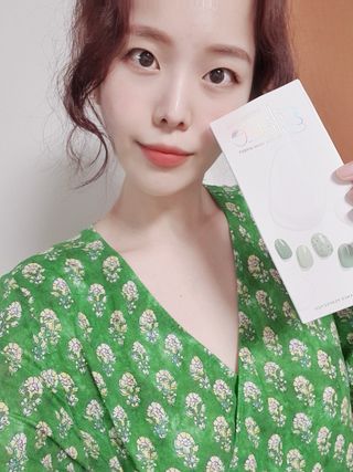 데싱디바 글레이즈 젤네일 스노쿨링 네일_5종 중 택 1 — 5점을 준 리뷰어가 2021년 8월 올린 사용 사진