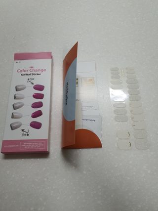 [네일가게] 햇빛에 닿으면 색이 변하는 신기한 햇살 반전 네일스티커 — 3점을 준 리뷰어가 2021년 8월 올린 사용 사진