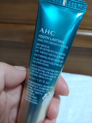 [NEW 탄력유턴 아이크림] AHC 유스 래스팅 리얼 아이크림 포 페이스 — 5점을 준 리뷰어가 2021년 2월 올린 사용 사진