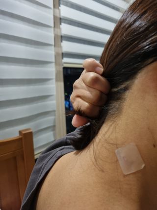 [큐어반H 커팅] 간편하게 떼서 쓰는 자외선차단 습윤밴드 (1팩/30매입) — 5점을 준 리뷰어가 2022년 12월 올린 사용 사진