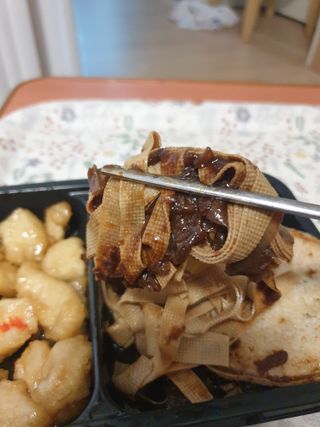 직탁 식단관리 3종 도시락 (두부 라자냐 라구빠에야, 두부로제 미트볼파스타, 닭탕수 직화 짜장 두부면) — 5점을 준 리뷰어가 2022년 6월 올린 사용 사진