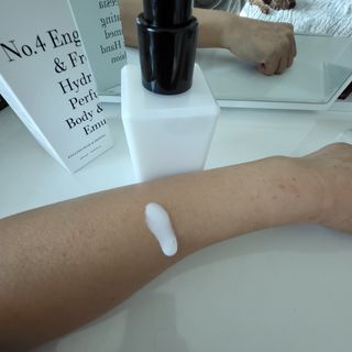 줄라이 모닝 _ JULY MORNING 줄라이모닝 하이드레이팅 퍼퓸드 바디앤핸드 에멀젼 — 5점을 준 리뷰어가 2021년 12월 올린 사용 사진