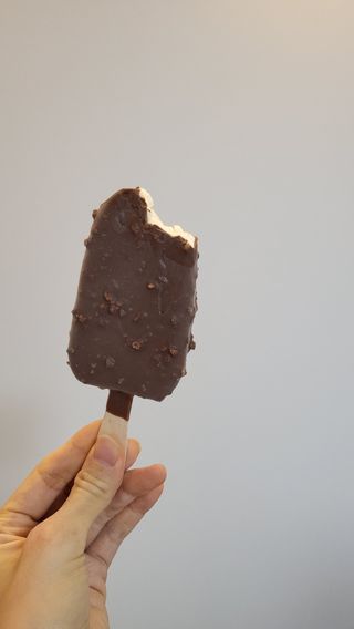 롯데제과 본젤라또 비스킷&바닐라카라멜바, 본젤라또 베리쇼콜라컵 — 5점을 준 리뷰어가 2021년 11월 올린 사용 사진