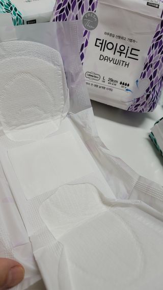 나무드 [데이위드] 국내생산 생리대 가벼운 초 슬림핏 프레쉬 씬 순면커버 생리대 10개입X1팩 — 5점을 준 리뷰어가 2021년 10월 올린 사용 사진
