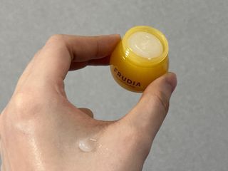 틱톡 [후르디아] 튼입술해결템 올리브영 블루베리 하이드레이팅 허니 립밤 — 5점을 준 리뷰어가 2023년 10월 올린 사용 사진