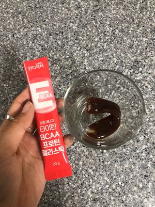 [인디닥터] 타이탄 BCAA 프로틴 젤리스틱 — 5점을 준 리뷰어가 2022년 5월 올린 사용 사진