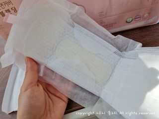 나무드 [유한킴벌리] 좋은느낌 유기농 순면 린넨블렌딩 생리대,롱라이너 중형 36매 1개 + 대형 32매 1개 — 5점을 준 리뷰어가 2021년 10월 올린 사용 사진