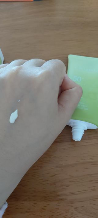 [후르디아] 겉보속촉 피지 컨트롤 청포도 선젤 — 3점을 준 리뷰어가 2023년 4월 올린 사용 사진