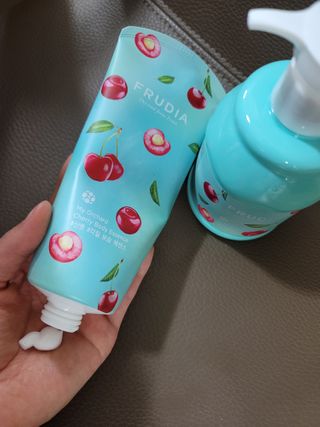 [후르디아] 과즙 뿜뿜_체리 바디워시+바디에센스 세트 — 5점을 준 리뷰어가 2020년 12월 올린 사용 사진