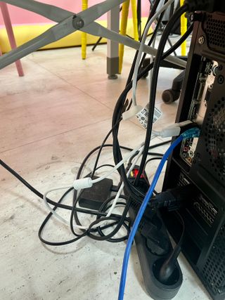 브랜드K 플래그십스토어 [브랜드K X 에이블루]박스탭 전선정리 인테리어 멀티탭 — 5점을 준 리뷰어가 2022년 2월 올린 사용 사진