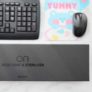 TOMO GRAPHY 나 있을땐 환한 조명 나 없을땐 확실한 살균 ★ DESK LIGHT & STERILIZER [ON] ★ — 5점을 준 리뷰어가 2022년 1월 올린 사용 사진