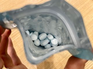 입 냄새 완화에 도움을 주는 에티켓 캔디 앳캔디 스트롱민트 — 5점을 준 리뷰어가 2021년 2월 올린 사용 사진
