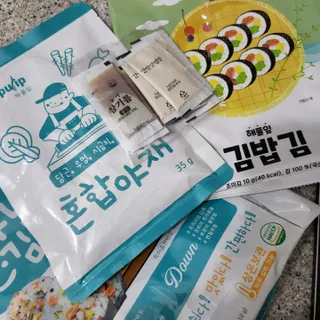 해풀잎 누구나 김밥*1ea [(혼합야채 35g *1ea,  김밥김 (5g, 5ea),  양념간장 (6g, 5ea), 참기름(5g, 2ea)] — 4점을 준 리뷰어가 2022년 7월 올린 사용 사진