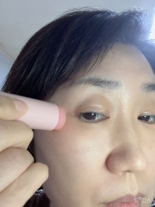 바르는뷰티 데생멀티밤 식물유래성분 97 저분자콜라겐 피부수분 미백 주름개선 멀티밤스틱 — 4점을 준 리뷰어가 2021년 10월 올린 사용 사진
