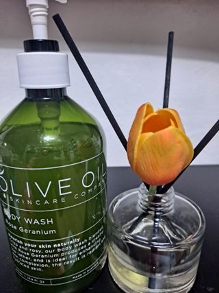올리브 오일 스킨케어 컴퍼니 [OOSC] 향기로운 보습 로즈 제라늄 바디워시 500ml — 5점을 준 리뷰어가 2021년 5월 올린 사용 사진
