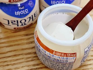 매일바이오 그릭요거트 오리지널 플레인 4개, 로스터리 커피믹스 4개 — 2점을 준 리뷰어가 2021년 12월 올린 사용 사진