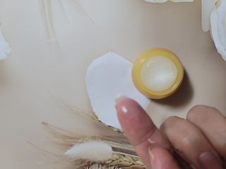 틱톡 [후르디아] 튼입술해결템 올리브영 블루베리 하이드레이팅 허니 립밤 — 5점을 준 리뷰어가 2023년 12월 올린 사용 사진