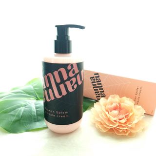 난나 살몬 스파이더 검버섯 미백 톤업 화이트닝 연어 앰플 크림 300ml 대용량 — 5점을 준 리뷰어가 2022년 11월 올린 사용 사진